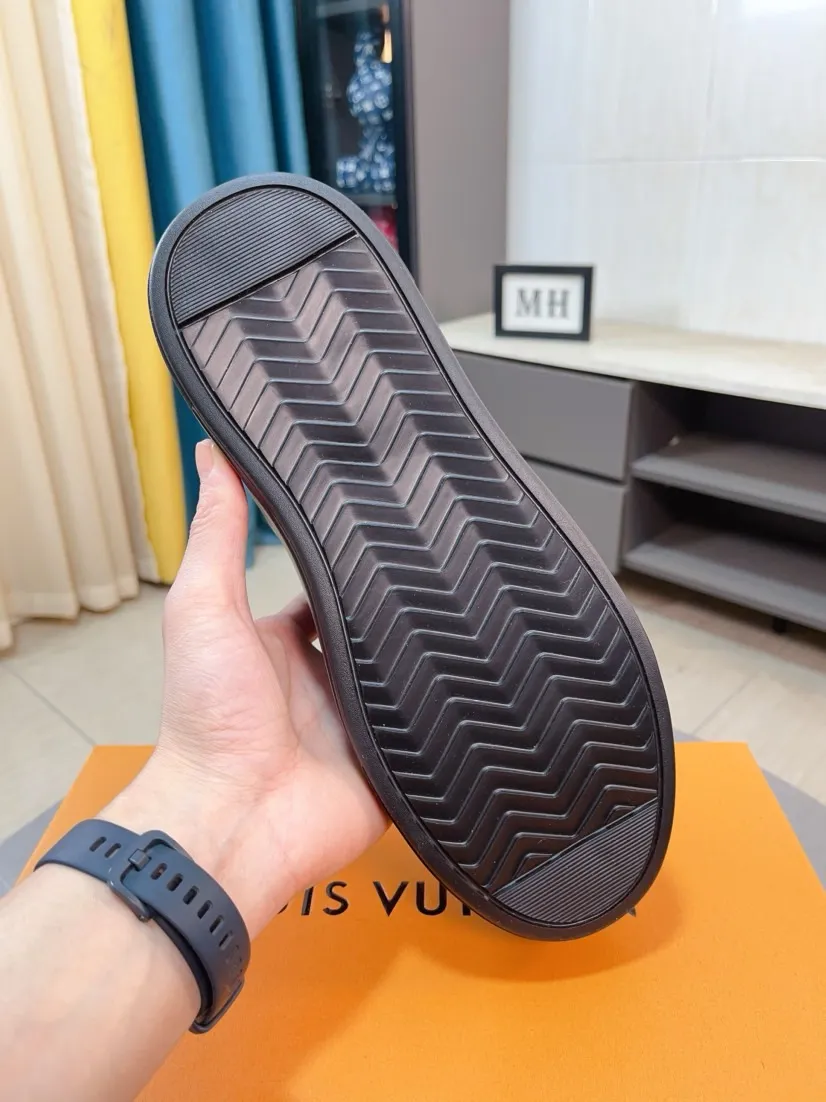 Ex-factory price 438🌹🌹【LOUIS VUITTON】Same style on Louis Vuitton* official website🚹Men's high-top casual shoes❤️Same style as popular celebrities and big names ~ Best-selling at home and abroad Lv focuses on the checkerboard series...Imported first-layer cowhide with special fabrics➕Full sheepskin lining➕Brand-specific hollow outsole💎Produced by OEM The highest version🔍🔍Number of codes: 38-44,